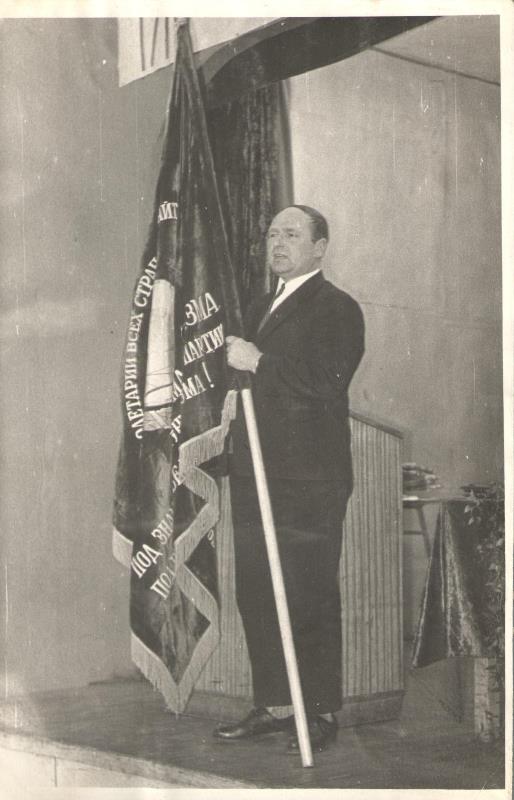 Вручение переходящего Красного Знамени Совета министров РСФСР за 1-е место в 1969 году за высокие показатели в подготовке и воспитании молодых рабочих кадров. Вручение переходящего Красного Знамени Совета министров РСФСР за 1-е место в 1969 году за высокие показатели в подготовке и воспитании молодых рабочих кадров.