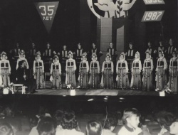 Хор русской песни ансамбля песни и пляски профтехобразования «Родники Сибири» на юбилейном вечере в честь 35-летия СПТУ-37, 1987 год. Хор русской песни ансамбля песни и пляски профтехобразования «Родники Сибири» на юбилейном вечере в честь 35-летия СПТУ-37, 1987 год.