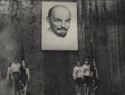 Совместный вечер «Посвящение в рабочие», 1977 год. Знаменосцы и ассистенты ТУ-1 и ТУ-4 у знамен на сцене «ДК Нефтехимик» Совместный вечер «Посвящение в рабочие», 1977 год. Знаменосцы и ассистенты ТУ-1 и ТУ-4 у знамен на сцене «ДК Нефтехимик»